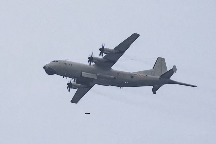 The Chinese military released an image on 3 December showing a PLANAF Y-8Q aircraft attached to a division under the Eastern Theatre Command dropping a new type of guided depth charge during a recently held live-fire training exercise. (Via 81.cn)