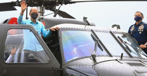 On 10 December the PAF inducted into service the first six of 16 S-70i Black Hawk helicopters ordered in 2019 in a ceremony that was also attended by Secretary of National Defense Delfin Lorenzana (seen here).