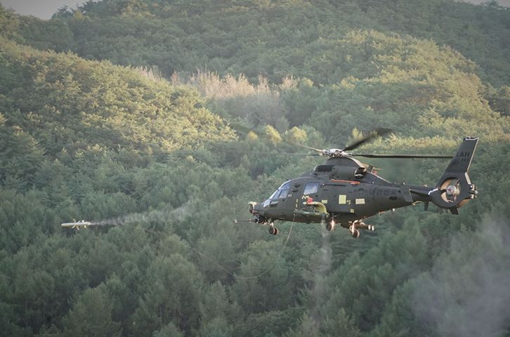 KAI announced on 11 December that DAPA provisionally declared the LAH helicopter (seen here test-firing the locally developed Chungum ATGM) fit for combat operations. (KAI)