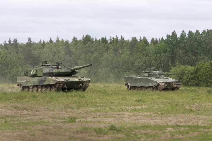 A Swedish Army Leopard 2 (Stridsvagn 122) MBT and CV90 (Stridsfordon 9040) IFV. Both vehicles are to be replaced from 2030 under Sweden’s Total Defence proposal. (Credit: Swedish Armed Forces)
