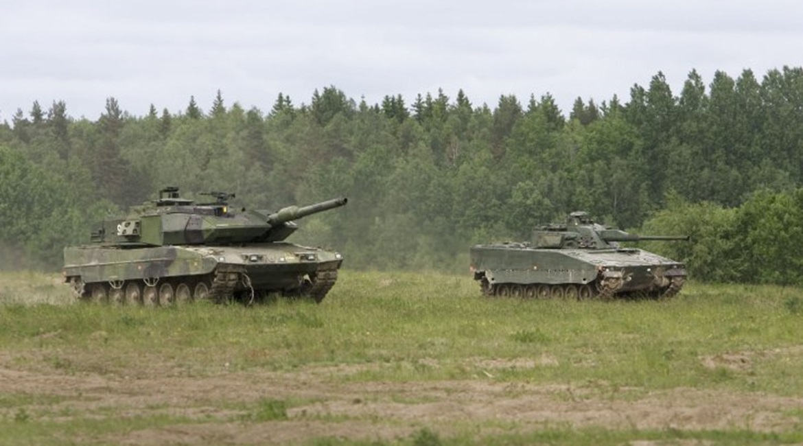 A Swedish Army Leopard 2 (Stridsvagn 122) MBT and CV90 (Stridsfordon 9040) IFV. Both vehicles are to be replaced from 2030 under Sweden's Total Defence proposal.