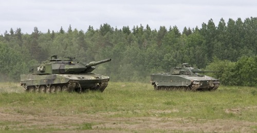 A Swedish Army Leopard 2 (Stridsvagn 122) MBT and CV90 (Stridsfordon 9040) IFV. Both vehicles are to be replaced from 2030 under Sweden's Total Defence proposal.