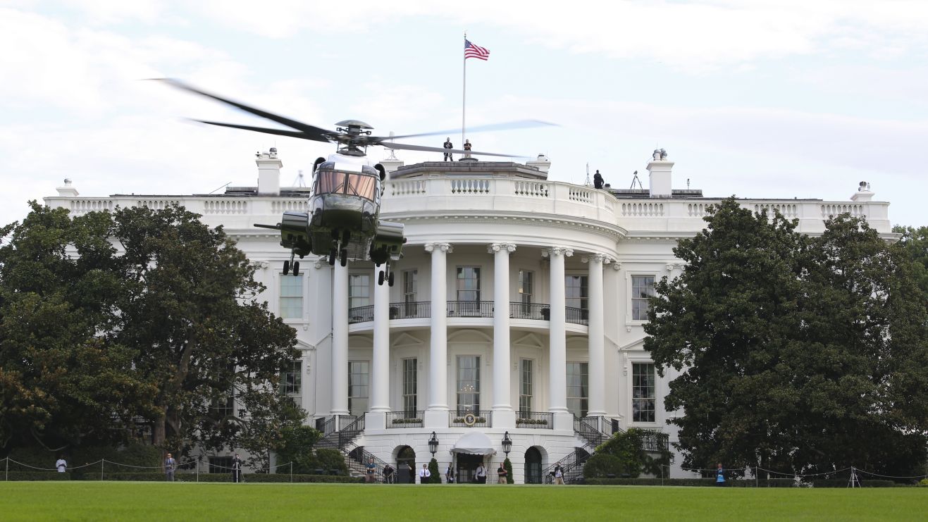 Marine Helicopter Squadron One (HMX-1) runs test flights of the VH-92A over the south lawn of the White House on 22 Sept 2018 in Washington, DC. The US Navy on 5 February awarded Sikorsky a USD479 million contract modification for five Lot 3 LRIP aircraft. (US Marine Corps)