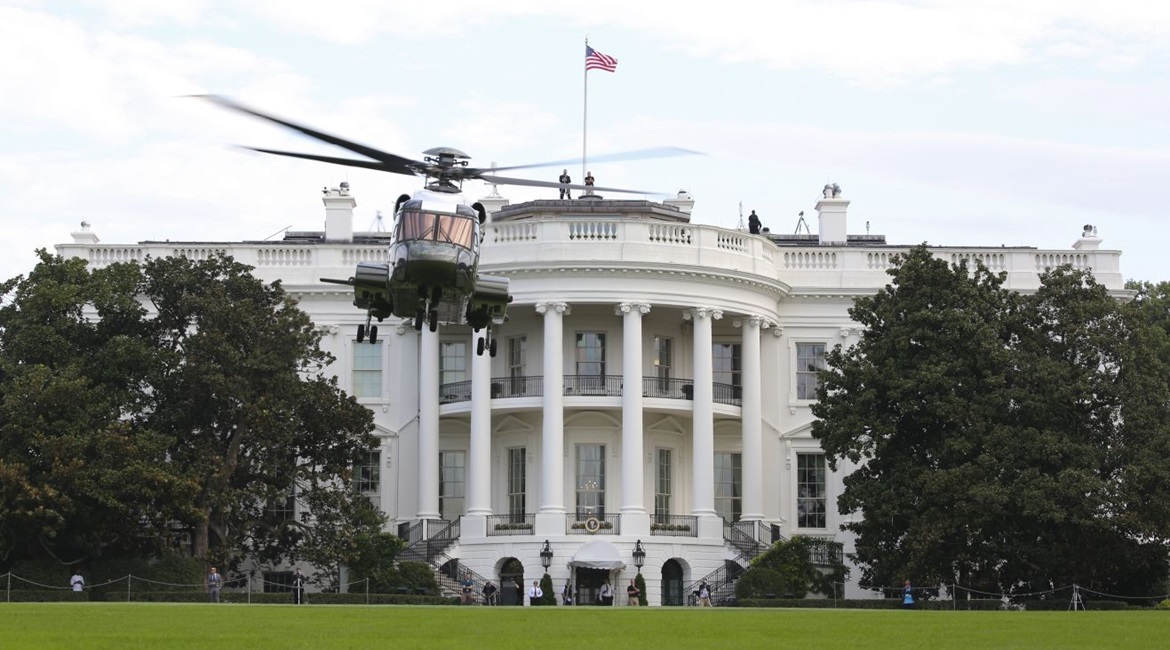 Marine Helicopter Squadron One (HMX-1) runs test flights of the VH-92A over the south lawn of the White House on 22 Sept 2018 in Washington, DC. The US Navy on 5 February awarded Sikorsky a USD479 million contract modification for five Lot 3 LRIP aircr...
