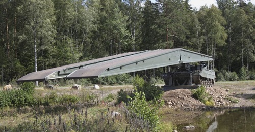 A Leopard 2 platform, equipped with the KMW-built Leguan system, deploying a single 26 m bridge.