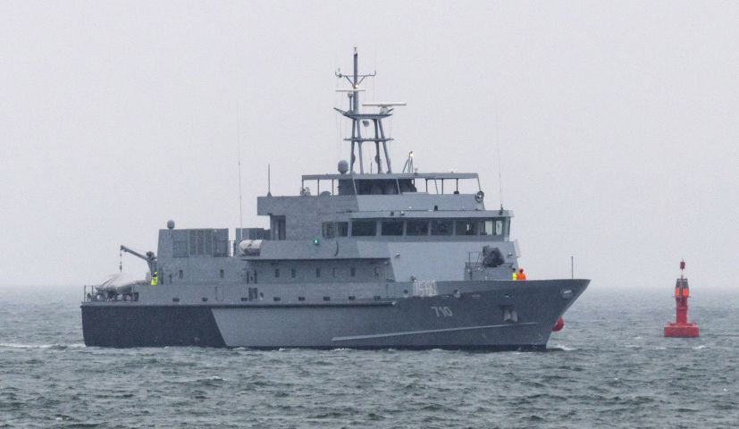 The 60 m coastal patrol vessel sails into Mukran port on 19 January 2021 ahead of its delivery to the Egyptian Navy.  (Jens Koehler)