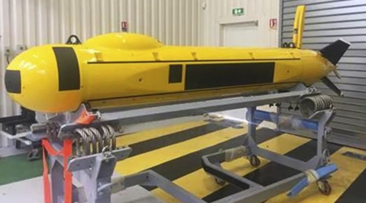 A18-M AUV fitted with UMISAS 120 system. The transmitter and receiver arrays are visible on port side.