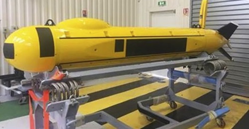 A18-M AUV fitted with UMISAS 120 system. The transmitter and receiver arrays are visible on port side.