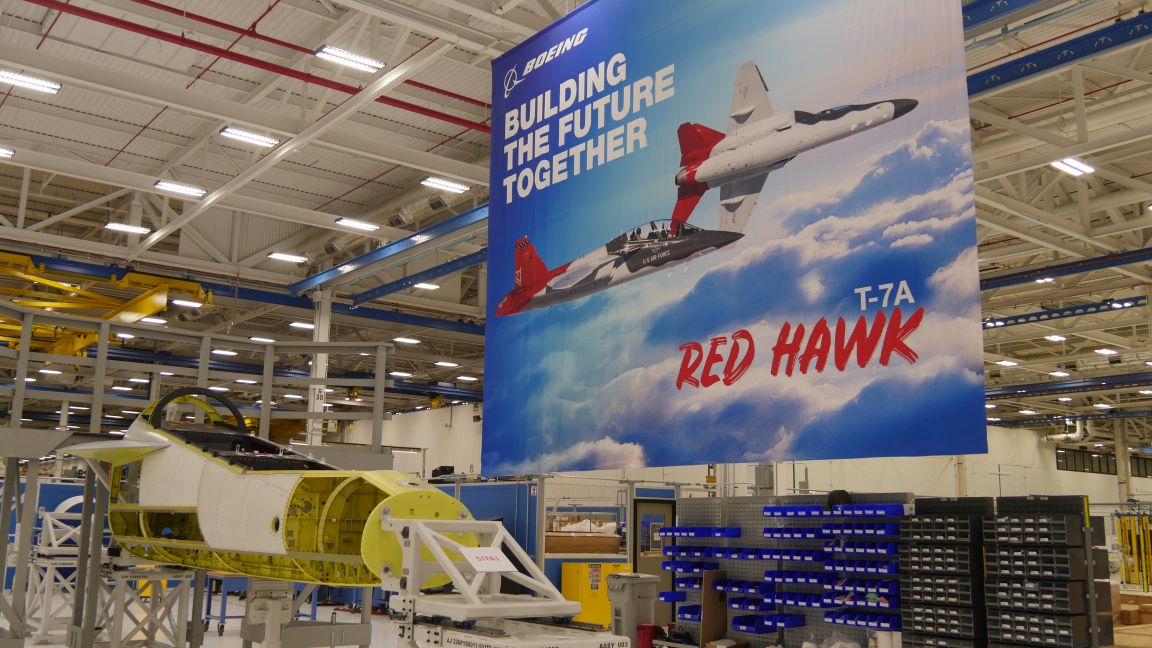 Aproximadamente en un 90%, Boeing ensambló el fuselaje delantero del artículo de prueba estática para su entrenador a reacción T-7A Red Hawk en su fábrica de St Louis, Missouri.  (Boeing)