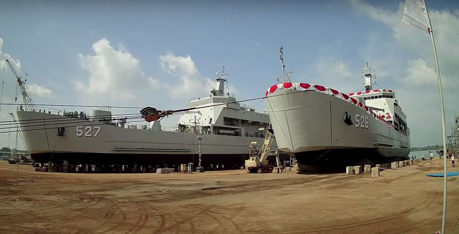 Two Teluk Bintuni class LSTs, 526 and 527, moments before being launched at PT Bandar Abadi’s facilities in Batam on 27 February.  (Screenshot of livestream video provided by PT Bandar Abadi)