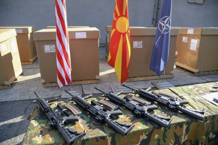 The ARSM received a US donation of 1,269 Colt M4 5.56×45 mm carbines on 1 March. (Macedonian MoD)
