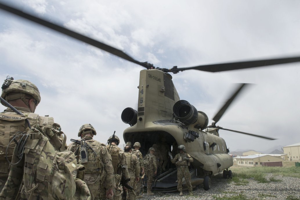 US soldiers enter a CH-47 Chinook helicopter at an Afghan National Army combat outpost in Afghanistan on 23 June 2015. Biden announced on 14 April that the remaining 2,500 US troops in Afghanistan are set to leave the Central Asian country before 11 September. (US Air Force)