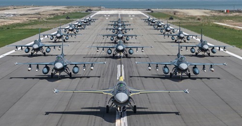A total of 20 F-2s assigned to the JASDF's 8th Squadron took part in an 'elephant walk' at Tsuiki Air Base on 19 April to mark the unit's 60th anniversary.