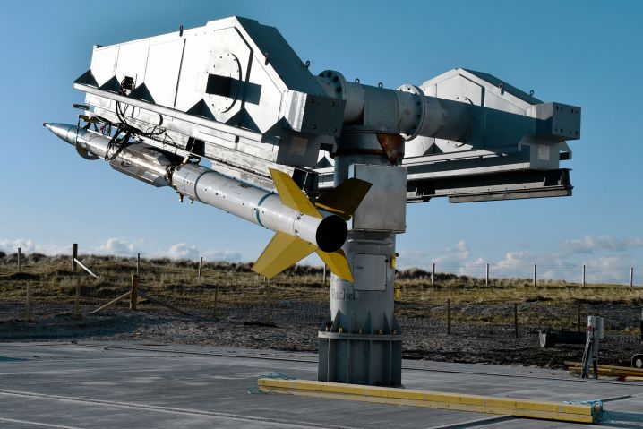 A modified AML 43K launcher has been installed at the MoD Hebrides Range for the upcoming ‘ASD/FS21’ exercise. The launcher will be used to launch the Northrop Grumman GQM-163A Coyote supersonic sea-skimming missile target. (US Navy)