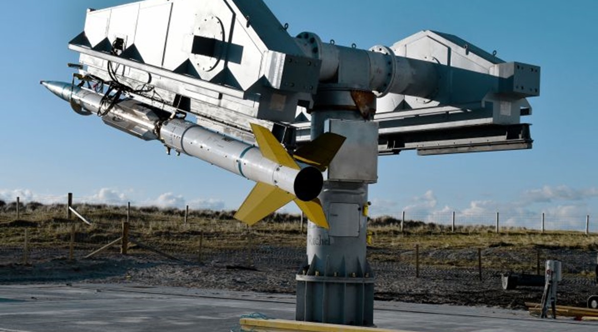 A modified AML 43K launcher has been installed at the MoD Hebrides Range for the upcoming 'ASD/FS21' exercise. The launcher will be used to launch the Northrop Grumman GQM-163A Coyote supersonic sea-skimming missile target.
