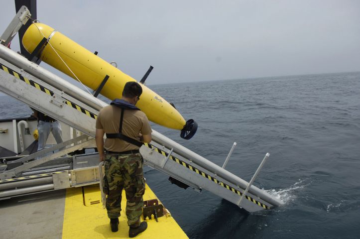A US Navy Chief Aerographer's Mate with Naval Mine and Anti-Submarine Warfare Command in Corpus Christi, Texas, monitors the deployment of a Bluefin Autonomous Underwater Vehicle (AUV). (US Navy)