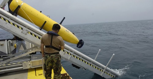 A US Navy Chief Aerographer's Mate with Naval Mine and Anti-Submarine Warfare Command in Corpus Christi, Texas, monitors the deployment of a Bluefin Autonomous Underwater Vehicle (AUV).